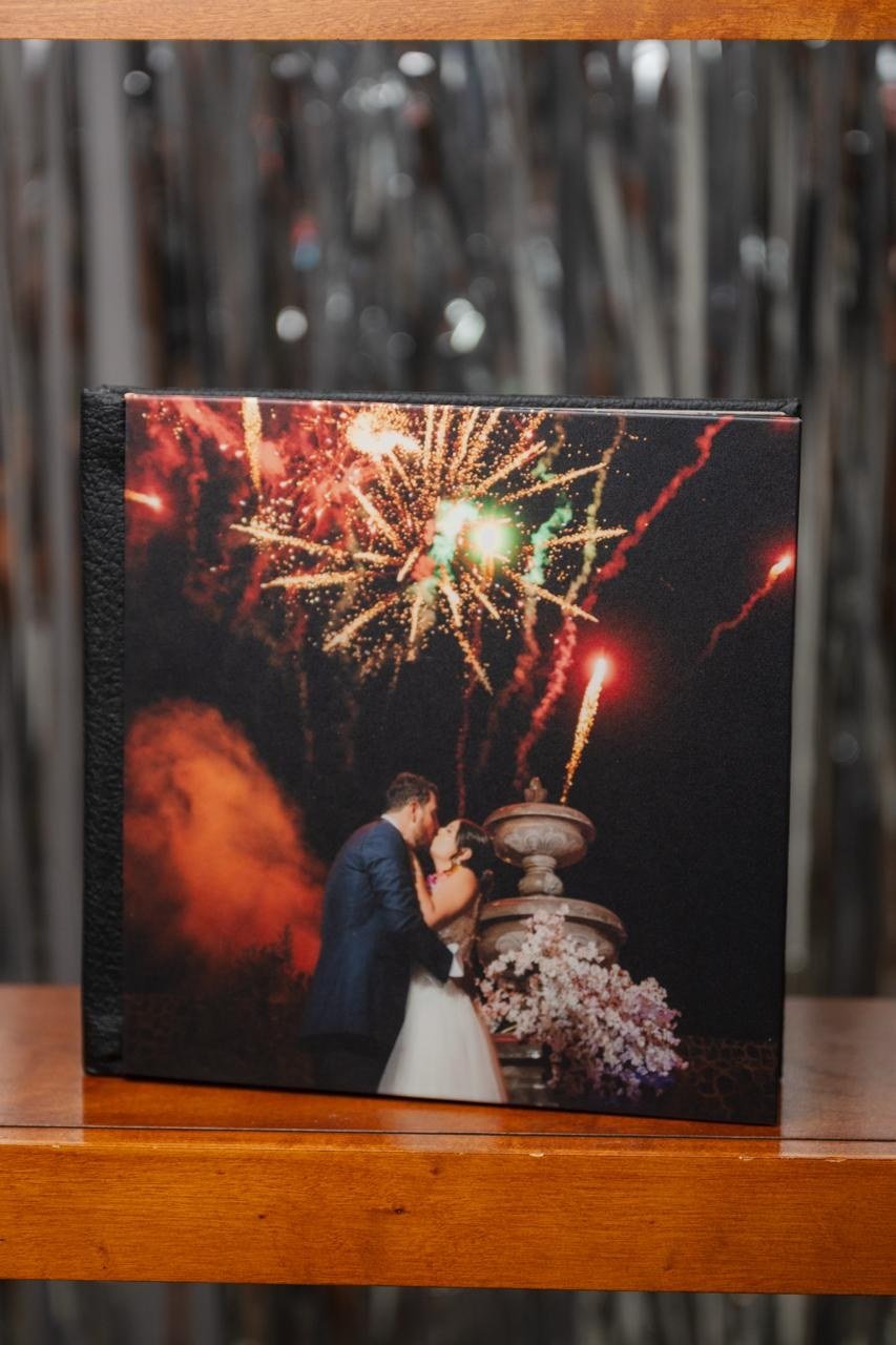 Libro de boda con portada fotográfica de fuegos artificiales