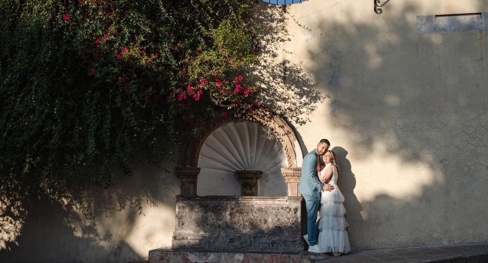 Novios en una calle del Bajío, boda fotografiada por David Roche en Celaya
