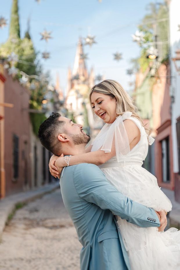 Sesión Save the Date de pareja en la calle, fotografía de David Roche