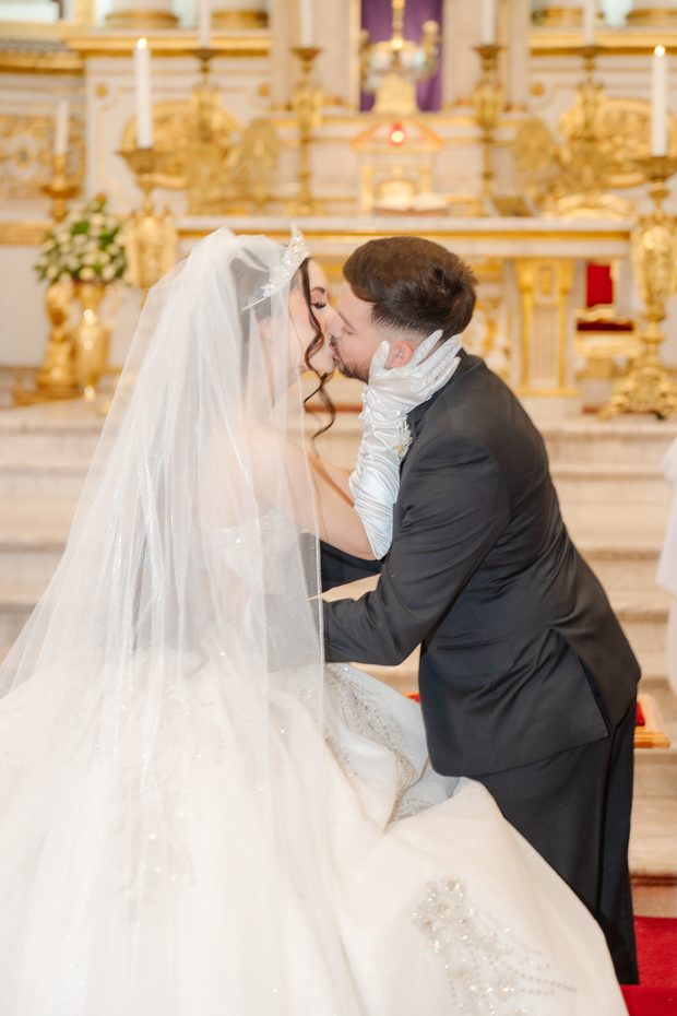 Beso de los novios en la ceremonia por la iglesia