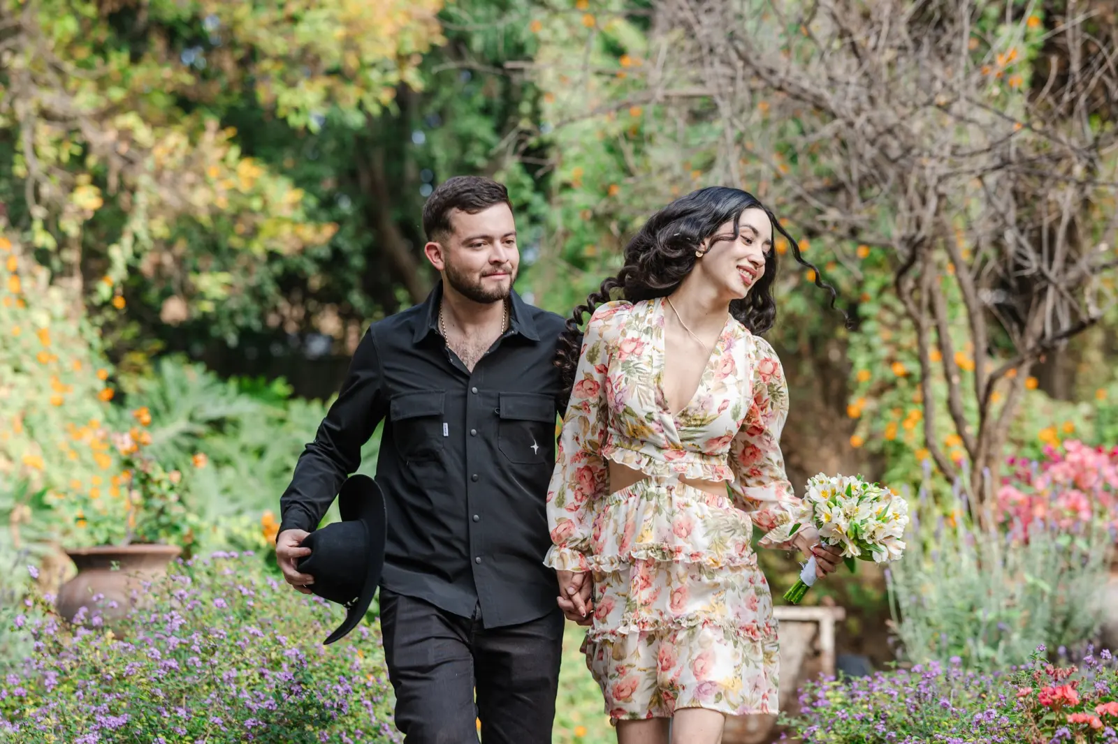 Pareja en un jardín