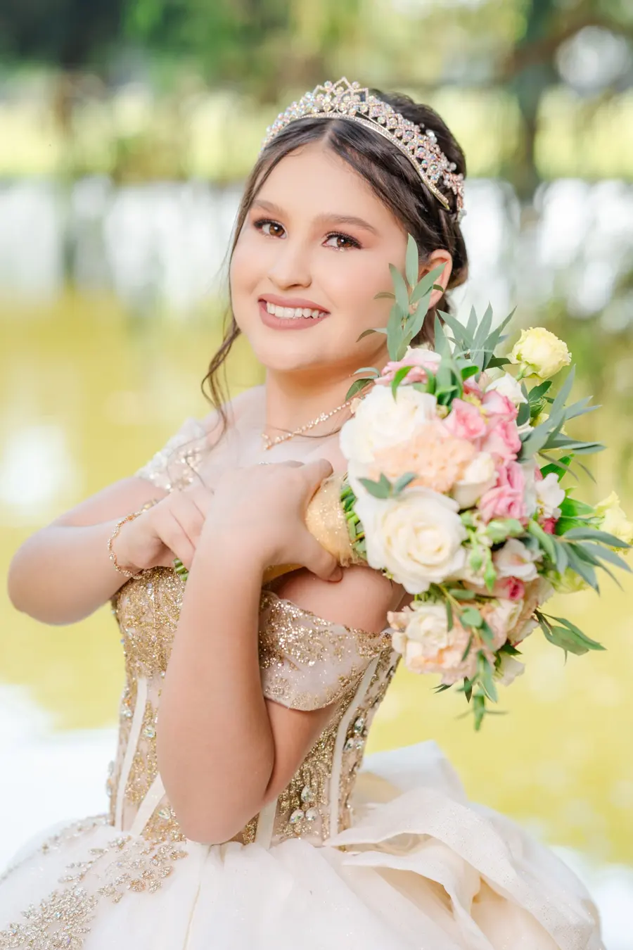 Quinceañera con ramo